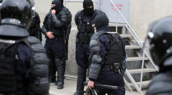 descinderi in forta la mangalia sunt vizate domiciliile liderului clanului raim si cel al unei grefiere