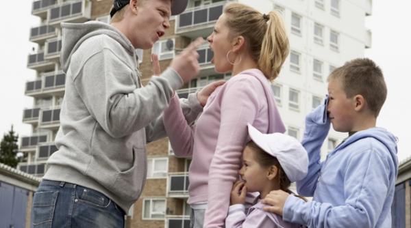 gelozia muscaturile sau spargerea farfuriilor inseamna violenta in famile politia e obligata sa intervina imediat