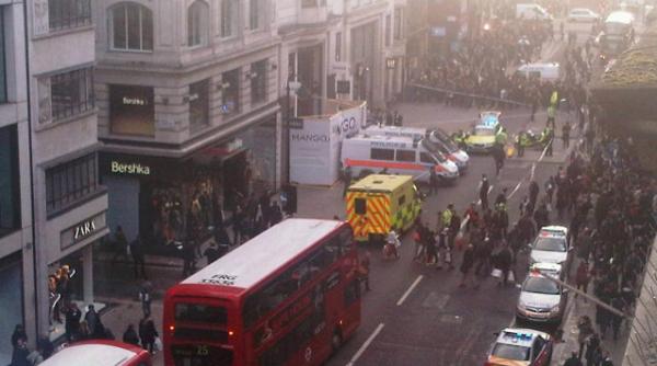 londra patru persoane au fost ranite din cauza unui panou publicitar cu kate moss