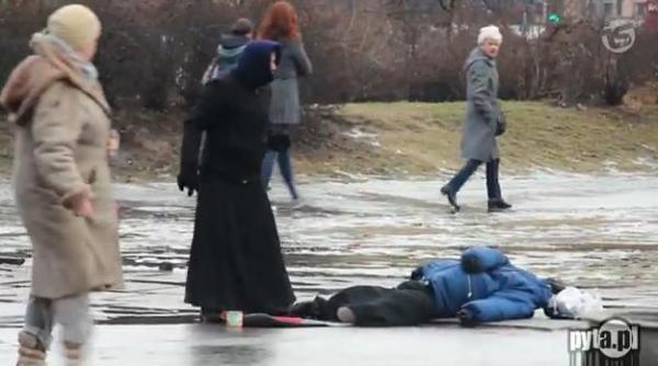 s au saturat de cersetorii romani vezi metoda inedita gasita de polonezi in incercarea de a stopa cersetoria video