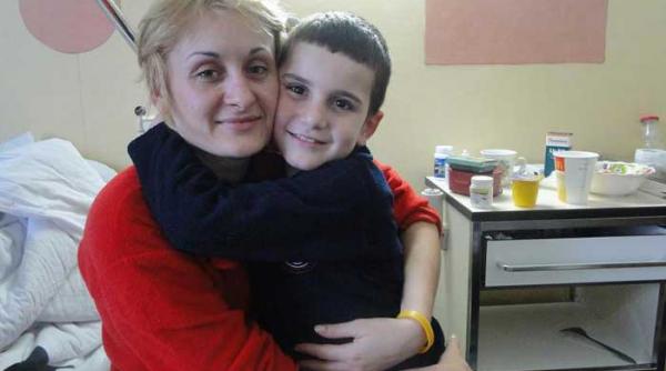 umarul de copil pe care se sprijina fruntea mamei