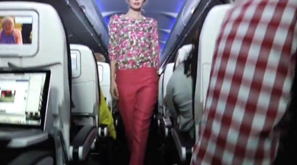 prezentare de moda la inaltime vezi ce reactii au avut pasagerii unui avion la surpriza organizata de banana republic