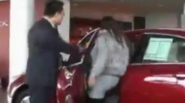 daca vrei sa ti iei masina nu ti lua nevasta la cumparaturi vezi ce a patit un chinez in showroom video