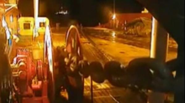 o secunda si il facea praf vezi ce noroc a avut un muncitor de pe o platforma petroliera video