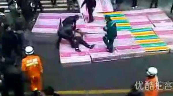 un sinucigas a sarit de la balcon incurajat de multime video