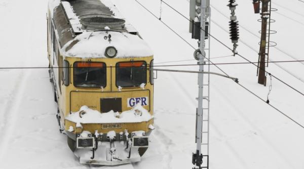 cfr calatori unele trenuri ar putea avea intarzieri din cauza ninsorii si a vantului puternic