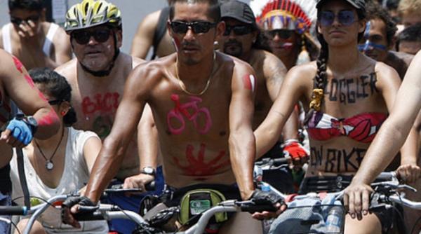 peru sute de biciclisti au protestat dezbracati fata de conditiile din trafic