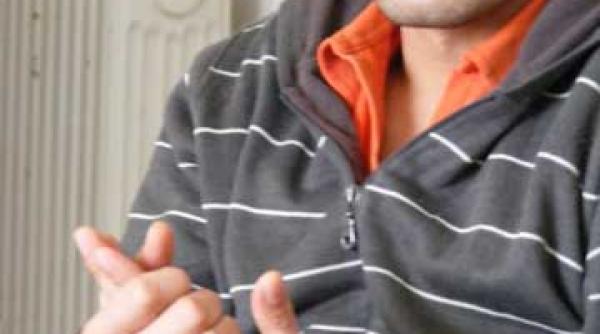 as vrea sa il intalnesc pe jandarmul care mi a distrus piciorul sa ma priveasca in ochi fara sa se ascunda dupa cagula scut bastoane sau fumigene