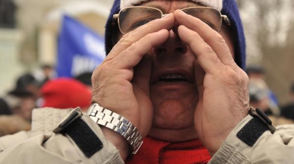 mai bine de 200 de fosti angajati ai cet iasi protesteaza in fata institutiei