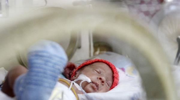 o fetita de doua luni din arad a ajuns la spital cantarind mai putin ca la nastere mama e suspectata ca n ar fi hranit o cum trebuie