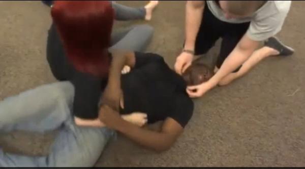 tipul asta lesina cand este gadilat lesina si tu de ras vazandu l video