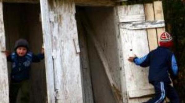 trei copii au cazut in haznaua din curtea unei scoli din dambovita o fetita a murit