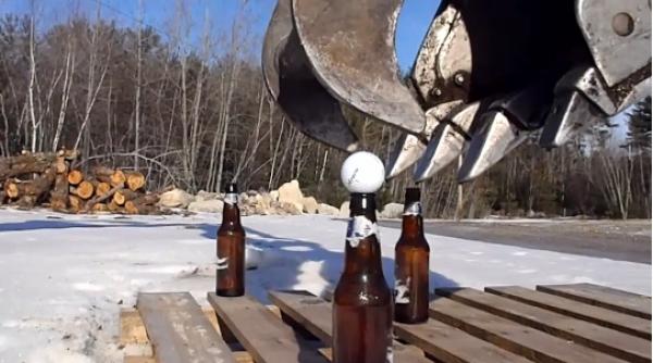 video cel mai tare excavatorist vezi ce poate face cu doua sticle si o minge de golf