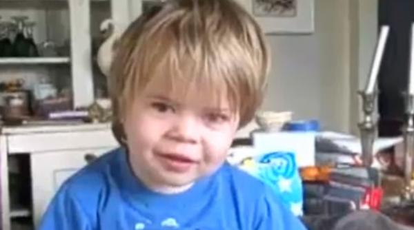 video un baietel de doi ani recita fara probleme shakespeare