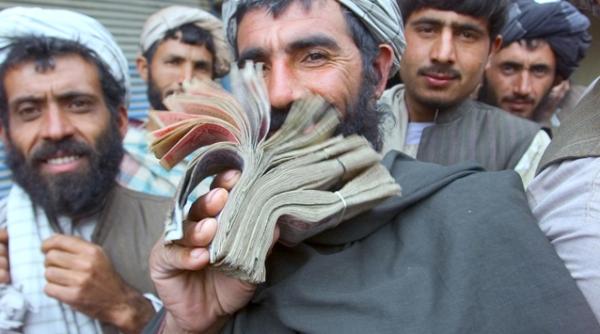 afganii bogati scot anual din tara in valize 8 miliarde de dolari dublul bugetului de stat