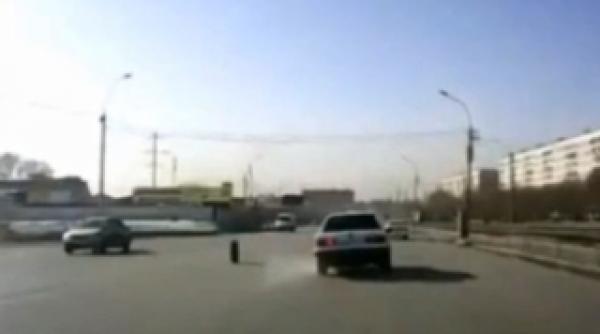 cum a ramas un sofer rus fara roata din fata in timp ce rula pe un bulevard aglomerat video