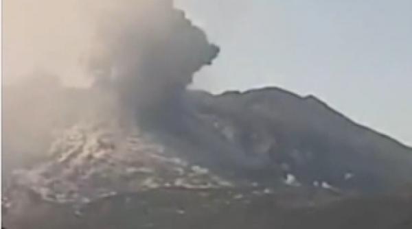 eruptie violenta in japonia lava si pietre vulcanice au fost aruncate la aproape doi kilometri distanta video