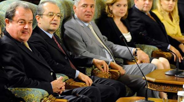 greii pdl pornesc razboiul cu premierul ungureanu elena udrea il ataca pe seful executivului si cere demisia ministrului leonard orban