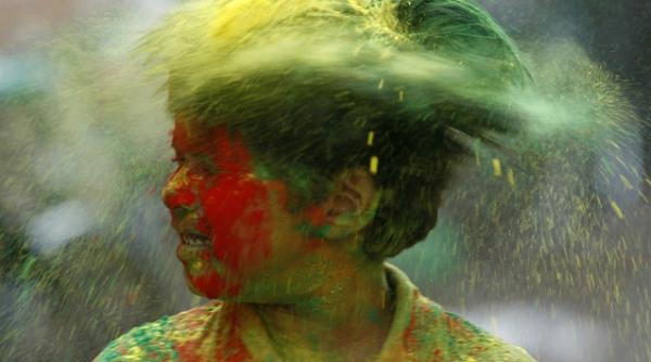 o primavara colorata unul dintre cele mai tari festivaluri din lume in imagini incredibile