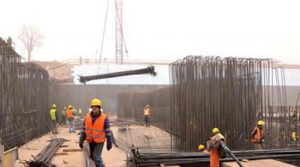 muncitori prinsi sub armaturi pe santierul catedralei mantuirii neamului