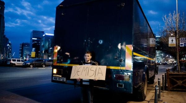 zece ciumpalaci aparuti in fata guvernului au dat alarma la jandarmerie