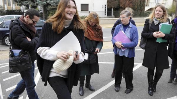 carla bruni sarkozy protesteaza fata de publicarea unei fotografii cu fiica sa