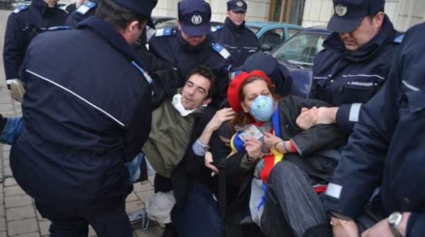 guvernul dialogheaza cu protestatarii aruncandu i in duba