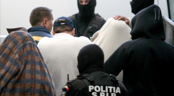 razie de amploare in ploiesti este vizata o retea de hoti din masini locuinte si sedii de firme un intreg cartier a fost inchis