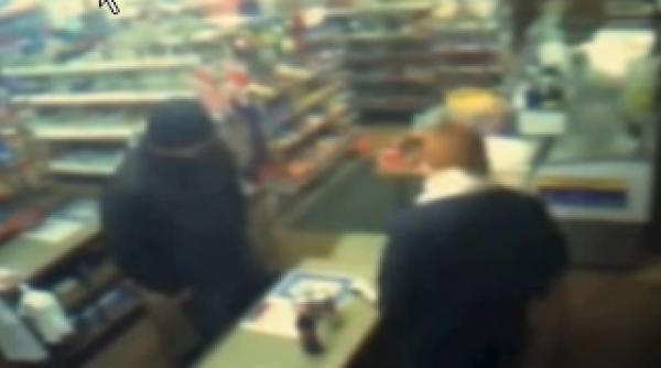 tentativa de jaf esuata inarmat cu un cutit un adolescent britanic a renuntat dupa ce a fost lovit in cap de casier video