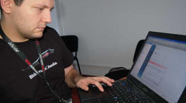 un informatician care te lasa cu gura cascata seful bitdefender scoate virusii atat din carii cat si de pe web uri