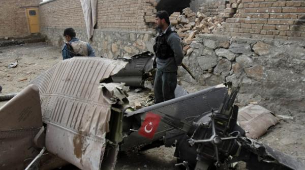 12 militari turci au murit dupa ce elicopterul in care se aflau s a prabusit peste o casa de langa kabul