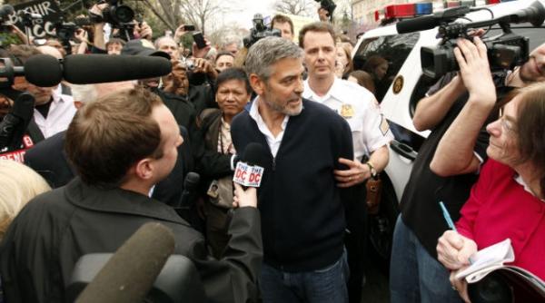 george clooney a fost arestat in timp ce protesta in fata ambasadei sudanului la washington video