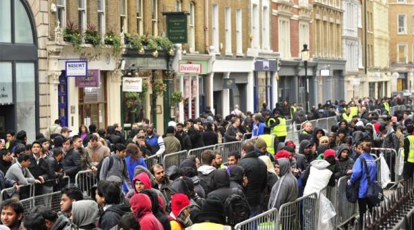 s a bagat ipad 3 mii de doritori asteapta la cozi video