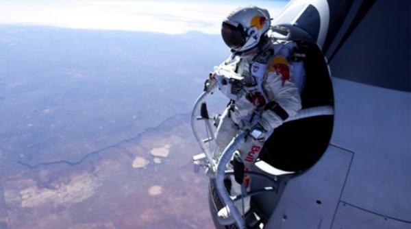 cadere libera din spatiu salt spectaculos de la 21 800 de metri altitudine video