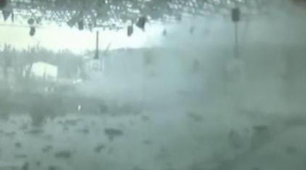 imagini spectaculoase un liceu din indiana luat pe sus de o tornada video