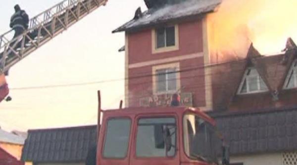 motel din judetul arges mistuit de flacari persoanele cazate in cladire au fost evacuate