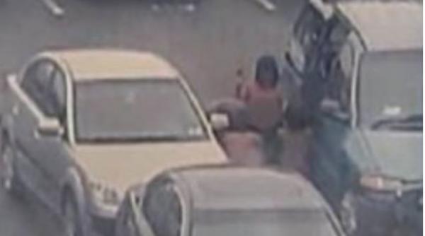 video o mama si copiii ei arestati pentru ca s au dezbracat complet langa un liceu