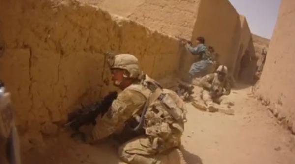 video soldatii americani se lupta cu un inamic nevazut in afganistan