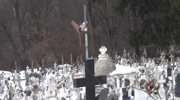 culmea energiei verzi sfirleaza eoliana printre cruci si morminte video