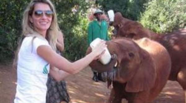 gisele bundchen a hranit cu biberonul un pui de elefant