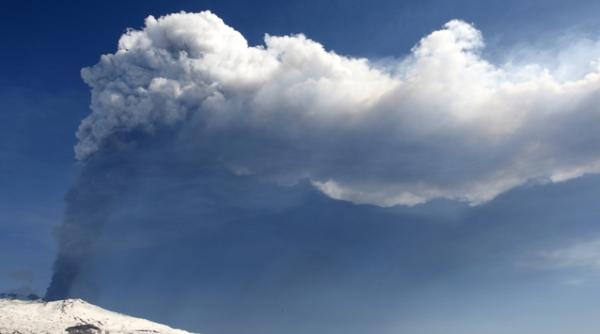 vulcanul etna erupe pentru a patra oara in 2012