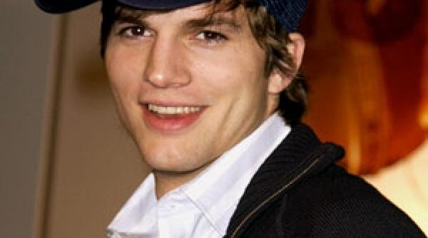 ashton kutcher pleaca in spatiu vezi cat costa calatoria cu racheta spaceshiptwo