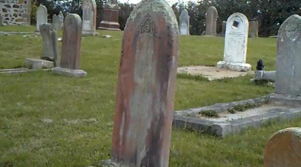 infricosator pe pietrele funerare dintr un cimitir foarte vechi apar imagini ciudate video