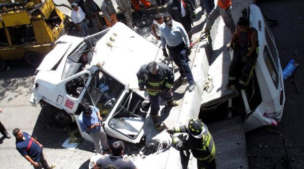 un pod s a prabusit peste un microbuz in timpul cutremurului de 7 4 grade richter din mexic video