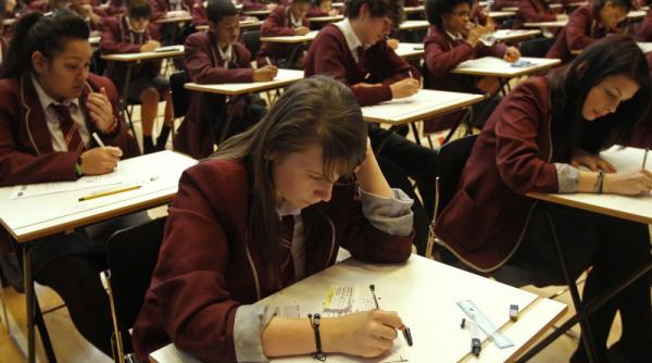 profesorii care resping teoriile evolutiei si incalzirii globale ar putea avea voie sa invete elevii teorii alternative