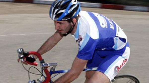 intamplari incredibile la o cursa din romania un arbitru l a atacat cu un aparat electrosoc pe liderul plutonului de ciclisti