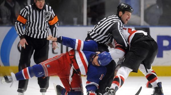 video n au mai asteptat sa inceapa meciul ci au sarit direct la bataie ca in filme