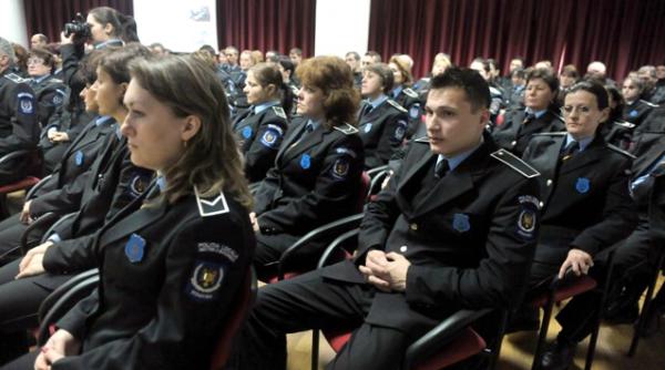 politistii locali din bucuresti atacati la cauciucuri si loviti in palarii vezi comunicatul plmb