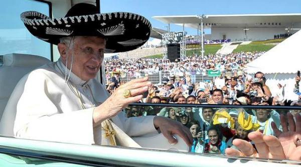 papa benedict al xvi lea cu sombrero in papamobil video