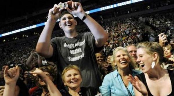 gigantul americii nu are bani de pantofi vezi cat l ar costa